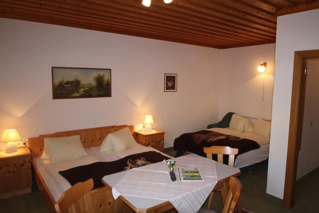 Pension Hubertushof Beim Roemerbad Bad Kleinkirchheim Exterior photo